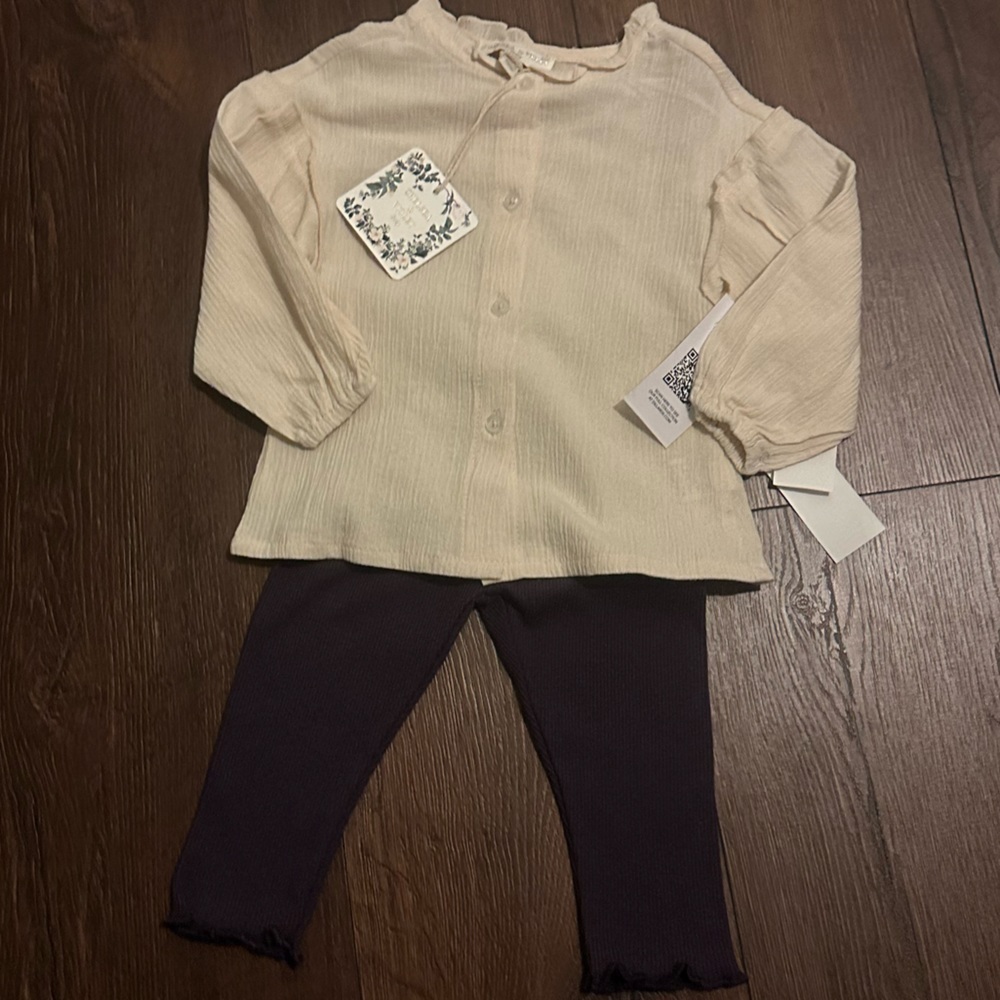 NWT 
Chelsea & Violet
Baby Girls 12 Month set leggings and top
